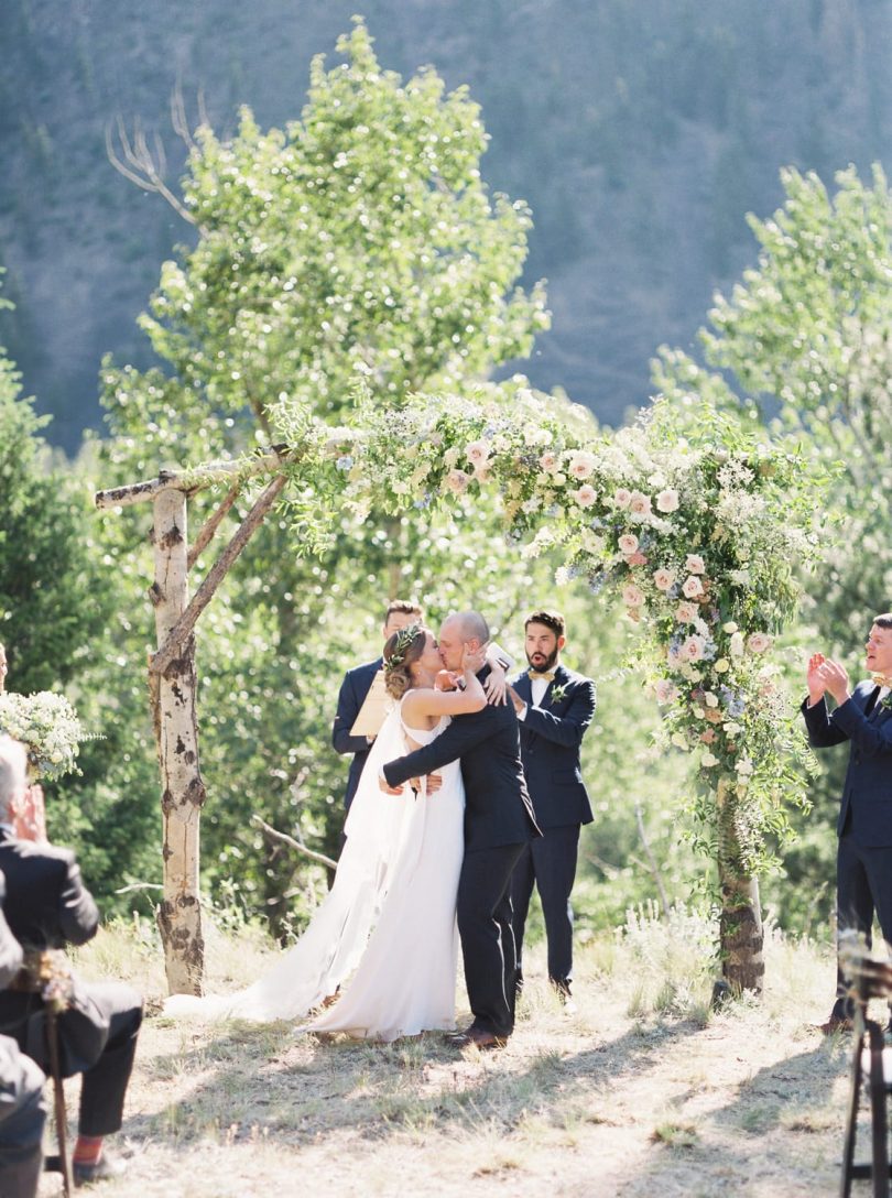 Un mariage simple en bleu dans le Montana - Photos : Stella K Photography - Blog mariage : La mariée aux pieds nus