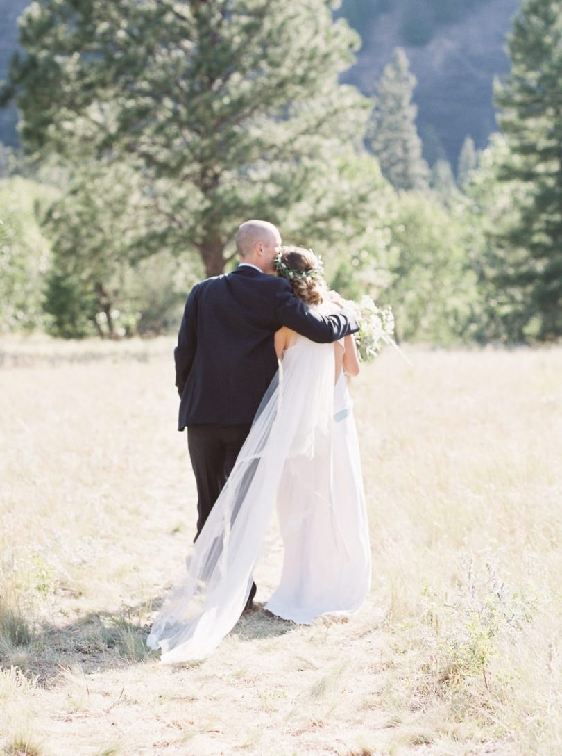 Un mariage simple en bleu dans le Montana - Photos : Stella K Photography - Blog mariage : La mariée aux pieds nus