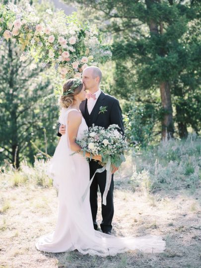 Un mariage simple en bleu dans le Montana - Photos : Stella K Photography - Blog mariage : La mariée aux pieds nus
