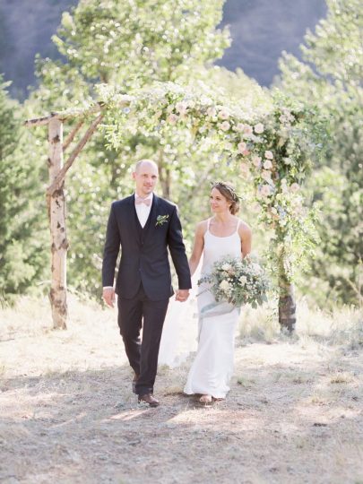 Un mariage simple en bleu dans le Montana - Photos : Stella K Photography - Blog mariage : La mariée aux pieds nus
