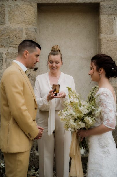 Un mariage simple et éco-responsable au Prieuré de Taluyers près de Lyon - Photos : Cabinet Poétique - Blog mariage : La mariée aux pieds nus