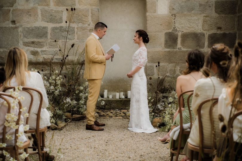 Un mariage simple et éco-responsable au Prieuré de Taluyers près de Lyon - Photos : Cabinet Poétique - Blog mariage : La mariée aux pieds nus