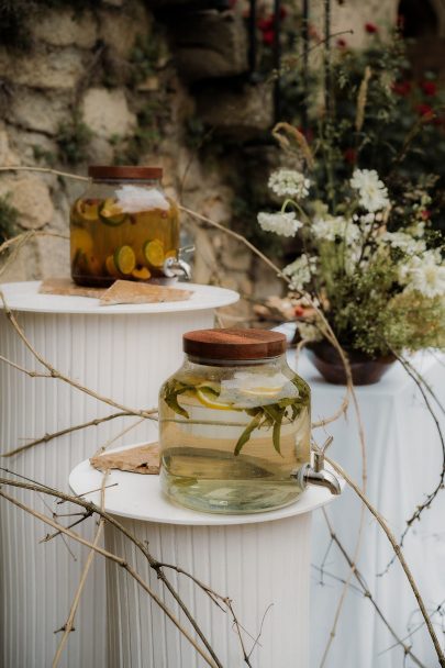 Un mariage simple et éco-responsable au Prieuré de Taluyers près de Lyon - Photos : Cabinet Poétique - Blog mariage : La mariée aux pieds nus