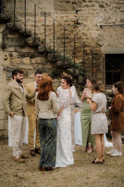 Un mariage simple et éco-responsable au Prieuré de Taluyers près de Lyon - Photos : Cabinet Poétique - Blog mariage : La mariée aux pieds nus