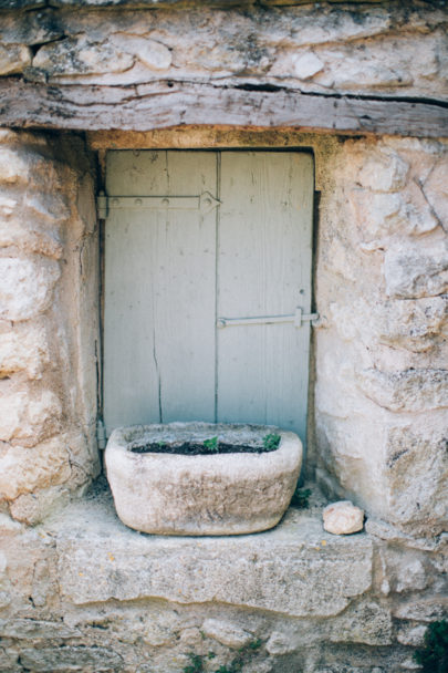 Un mariage simple en petit comité à Gordes en Provence - A découvrir sur le blog mariage www.lamarieeauxpiedsnus.com - Photos : Ingrid Lepan / Organisation : Wanderlust Wedding / Décoration : Big Day Design / Traiteur : Badadié / Wedding Cake : Citron Pavot / Colligraphie : Nice Plume