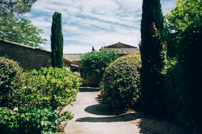 Un mariage simple en petit comité à Gordes en Provence - A découvrir sur le blog mariage www.lamarieeauxpiedsnus.com - Photos : Ingrid Lepan / Organisation : Wanderlust Wedding / Décoration : Big Day Design / Traiteur : Badadié / Wedding Cake : Citron Pavot / Colligraphie : Nice Plume