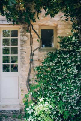 Un mariage simple en petit comité à Gordes en Provence - A découvrir sur le blog mariage www.lamarieeauxpiedsnus.com - Photos : Ingrid Lepan / Organisation : Wanderlust Wedding / Décoration : Big Day Design / Traiteur : Badadié / Wedding Cake : Citron Pavot / Colligraphie : Nice Plume