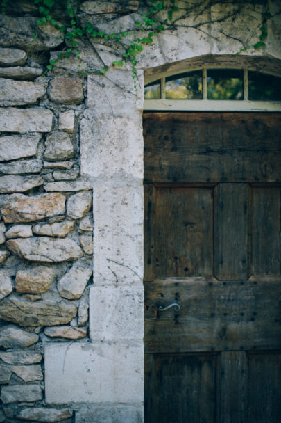 Un mariage simple en petit comité à Gordes en Provence - A découvrir sur le blog mariage www.lamarieeauxpiedsnus.com - Photos : Ingrid Lepan / Organisation : Wanderlust Wedding / Décoration : Big Day Design / Traiteur : Badadié / Wedding Cake : Citron Pavot / Colligraphie : Nice Plume