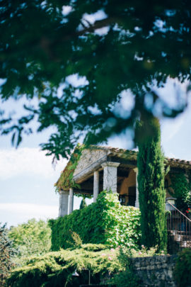 Un mariage simple en petit comité à Gordes en Provence - A découvrir sur le blog mariage www.lamarieeauxpiedsnus.com - Photos : Ingrid Lepan / Organisation : Wanderlust Wedding / Décoration : Big Day Design / Traiteur : Badadié / Wedding Cake : Citron Pavot / Colligraphie : Nice Plume