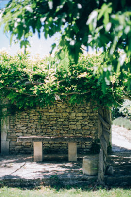 Un mariage simple en petit comité à Gordes en Provence - A découvrir sur le blog mariage www.lamarieeauxpiedsnus.com - Photos : Ingrid Lepan / Organisation : Wanderlust Wedding / Décoration : Big Day Design / Traiteur : Badadié / Wedding Cake : Citron Pavot / Colligraphie : Nice Plume