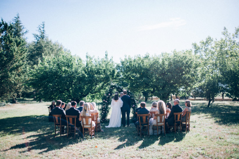 Un mariage simple en petit comité à Gordes en Provence - A découvrir sur le blog mariage www.lamarieeauxpiedsnus.com - Photos : Ingrid Lepan / Organisation : Wanderlust Wedding / Décoration : Big Day Design / Traiteur : Badadié / Wedding Cake : Citron Pavot / Colligraphie : Nice Plume