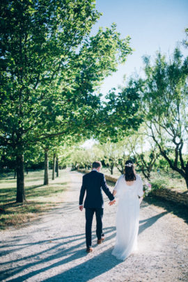 Un mariage simple en petit comité à Gordes en Provence - A découvrir sur le blog mariage www.lamarieeauxpiedsnus.com - Photos : Ingrid Lepan / Organisation : Wanderlust Wedding / Décoration : Big Day Design / Traiteur : Badadié / Wedding Cake : Citron Pavot / Colligraphie : Nice Plume