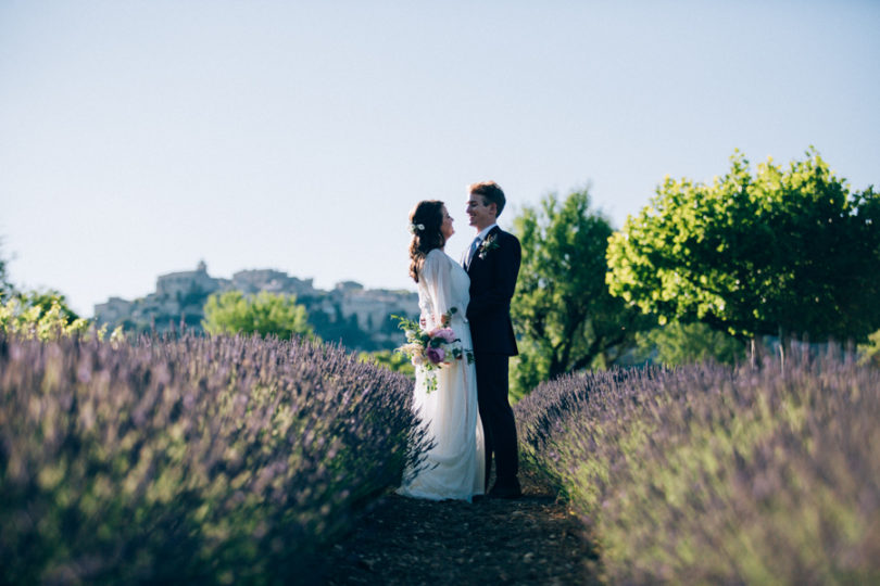 Un mariage simple en petit comité à Gordes en Provence - A découvrir sur le blog mariage www.lamarieeauxpiedsnus.com - Photos : Ingrid Lepan / Organisation : Wanderlust Wedding / Décoration : Big Day Design / Traiteur : Badadié / Wedding Cake : Citron Pavot / Colligraphie : Nice Plume