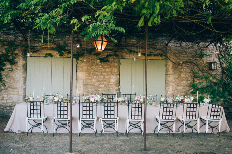 Un mariage simple en petit comité à Gordes en Provence - A découvrir sur le blog mariage www.lamarieeauxpiedsnus.com - Photos : Ingrid Lepan / Organisation : Wanderlust Wedding / Décoration : Big Day Design / Traiteur : Badadié / Wedding Cake : Citron Pavot / Colligraphie : Nice Plume