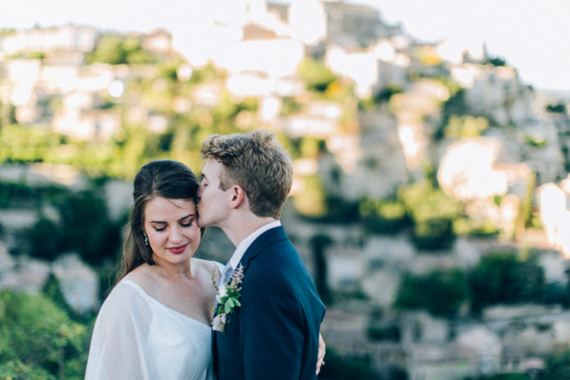 Un mariage simple en petit comité à Gordes en Provence - A découvrir sur le blog mariage www.lamarieeauxpiedsnus.com - Photos : Ingrid Lepan / Organisation : Wanderlust Wedding / Décoration : Big Day Design / Traiteur : Badadié / Wedding Cake : Citron Pavot / Colligraphie : Nice Plume