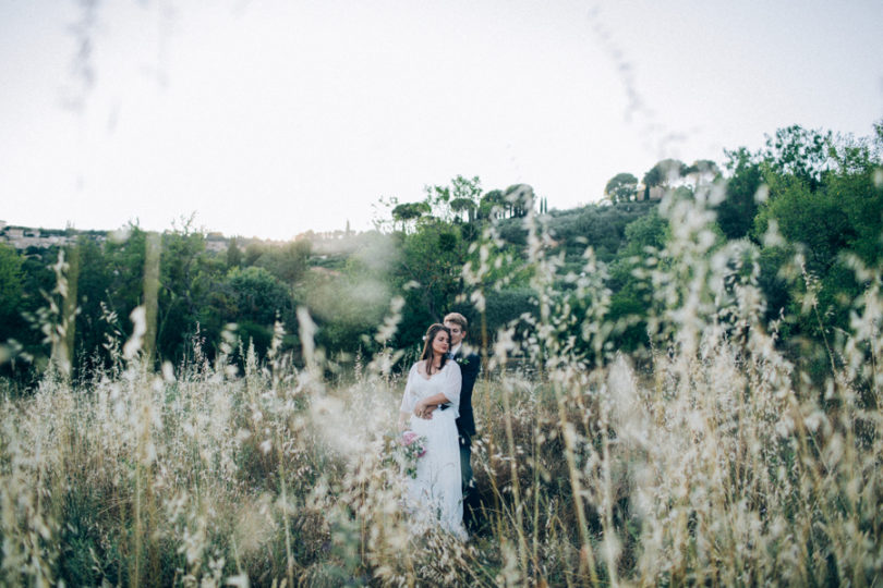 Un mariage simple en petit comité à Gordes en Provence - A découvrir sur le blog mariage www.lamarieeauxpiedsnus.com - Photos : Ingrid Lepan / Organisation : Wanderlust Wedding / Décoration : Big Day Design / Traiteur : Badadié / Wedding Cake : Citron Pavot / Colligraphie : Nice Plume