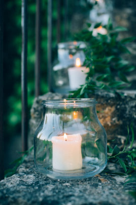 Un mariage simple en petit comité à Gordes en Provence - A découvrir sur le blog mariage www.lamarieeauxpiedsnus.com - Photos : Ingrid Lepan / Organisation : Wanderlust Wedding / Décoration : Big Day Design / Traiteur : Badadié / Wedding Cake : Citron Pavot / Colligraphie : Nice Plume