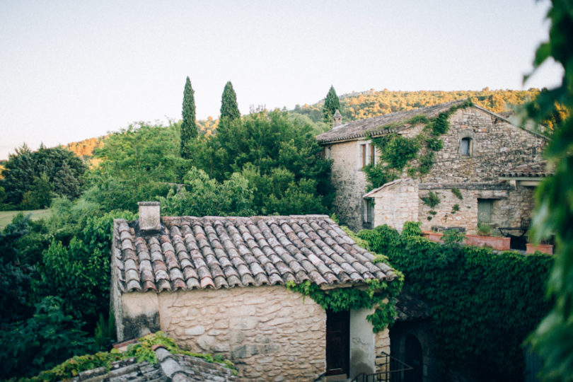 Un mariage simple en petit comité à Gordes en Provence - A découvrir sur le blog mariage www.lamarieeauxpiedsnus.com - Photos : Ingrid Lepan / Organisation : Wanderlust Wedding / Décoration : Big Day Design / Traiteur : Badadié / Wedding Cake : Citron Pavot / Colligraphie : Nice Plume