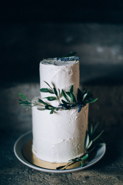 Un mariage simple en petit comité à Gordes en Provence - A découvrir sur le blog mariage www.lamarieeauxpiedsnus.com - Photos : Ingrid Lepan / Organisation : Wanderlust Wedding / Décoration : Big Day Design / Traiteur : Badadié / Wedding Cake : Citron Pavot / Colligraphie : Nice Plume