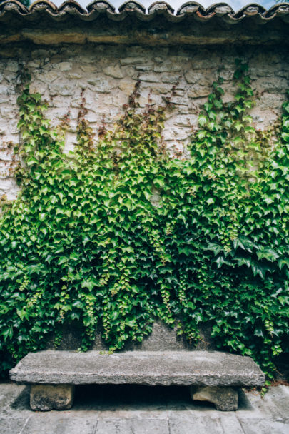 Un mariage simple en petit comité à Gordes en Provence - A découvrir sur le blog mariage www.lamarieeauxpiedsnus.com - Photos : Ingrid Lepan / Organisation : Wanderlust Wedding / Décoration : Big Day Design / Traiteur : Badadié / Wedding Cake : Citron Pavot / Colligraphie : Nice Plume