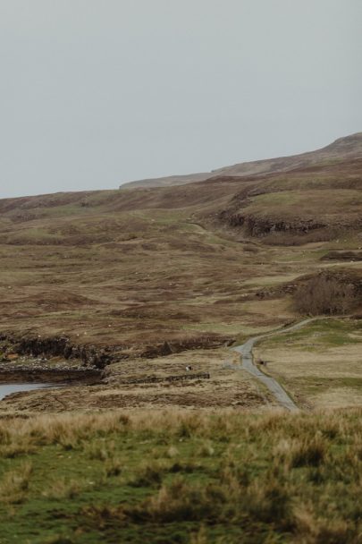 Un mariage simple en petit comité sur l'Ile de Skye en Ecosse - A découvrir sur le blog mariage www.lamarieeauxpiedsnus.com - Photos : Capyture