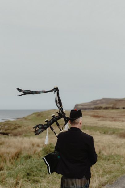 Un mariage simple en petit comité sur l'Ile de Skye en Ecosse - A découvrir sur le blog mariage www.lamarieeauxpiedsnus.com - Photos : Capyture