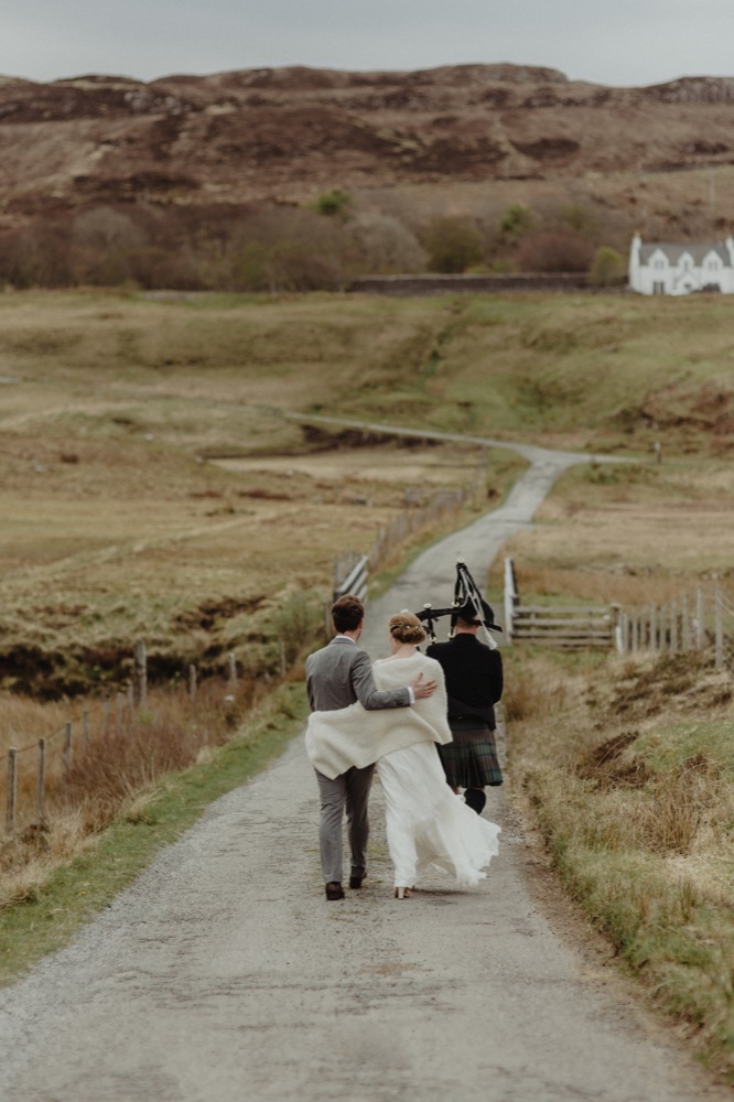 Un mariage simple en petit comité sur l'Ile de Skye en Ecosse - A découvrir sur le blog mariage www.lamarieeauxpiedsnus.com - Photos : Capyture