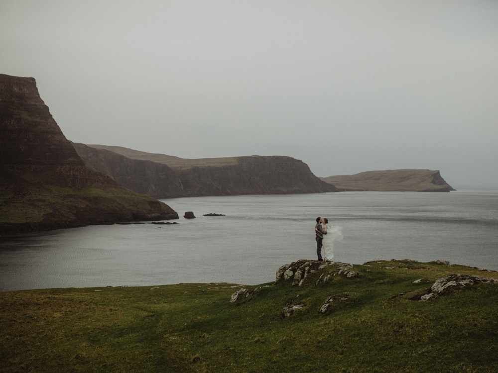 Un mariage simple en petit comité sur l'Ile de Skye en Ecosse - A découvrir sur le blog mariage www.lamarieeauxpiedsnus.com - Photos : Capyture