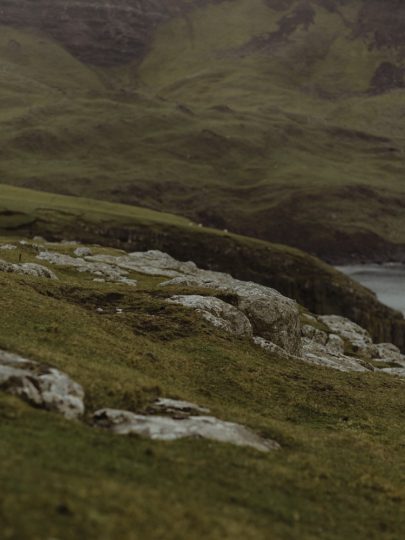 Un mariage simple en petit comité sur l'Ile de Skye en Ecosse - A découvrir sur le blog mariage www.lamarieeauxpiedsnus.com - Photos : Capyture