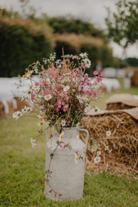 Un mariage champêtre et coloré en Normandie - A découvrir sur www.lamarieeauxpiedsnus.com