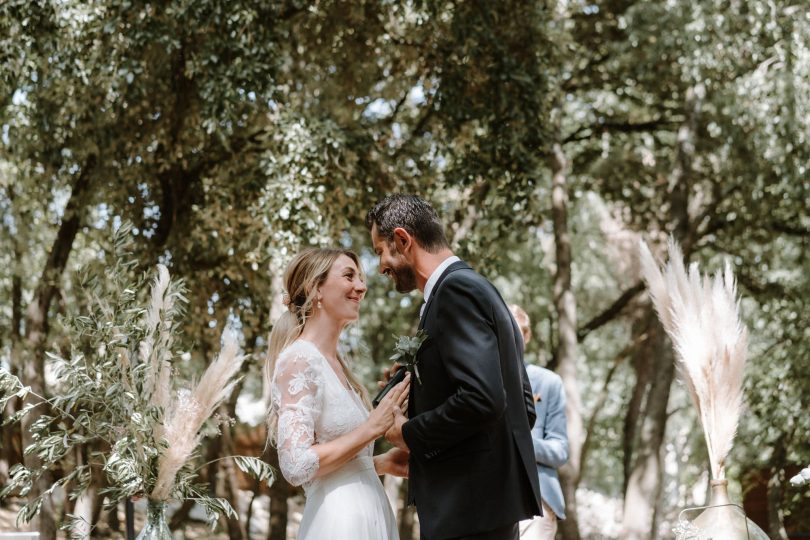 Un mariage simple et bohème au Mas de Rey en Occitanie - Photos : Laurent Brouzet - Blog mariage : La mariée aux pieds nus