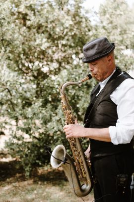 Un mariage simple et bohème au Mas de Rey en Occitanie - Photos : Laurent Brouzet - Blog mariage : La mariée aux pieds nus