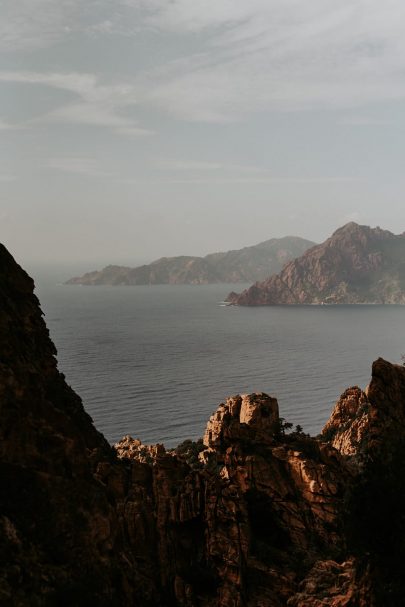 Un mariage simple et convivial sur une plage en Corse - Photos : Phan Tien - Blog mariage : La mariée aux pieds nus