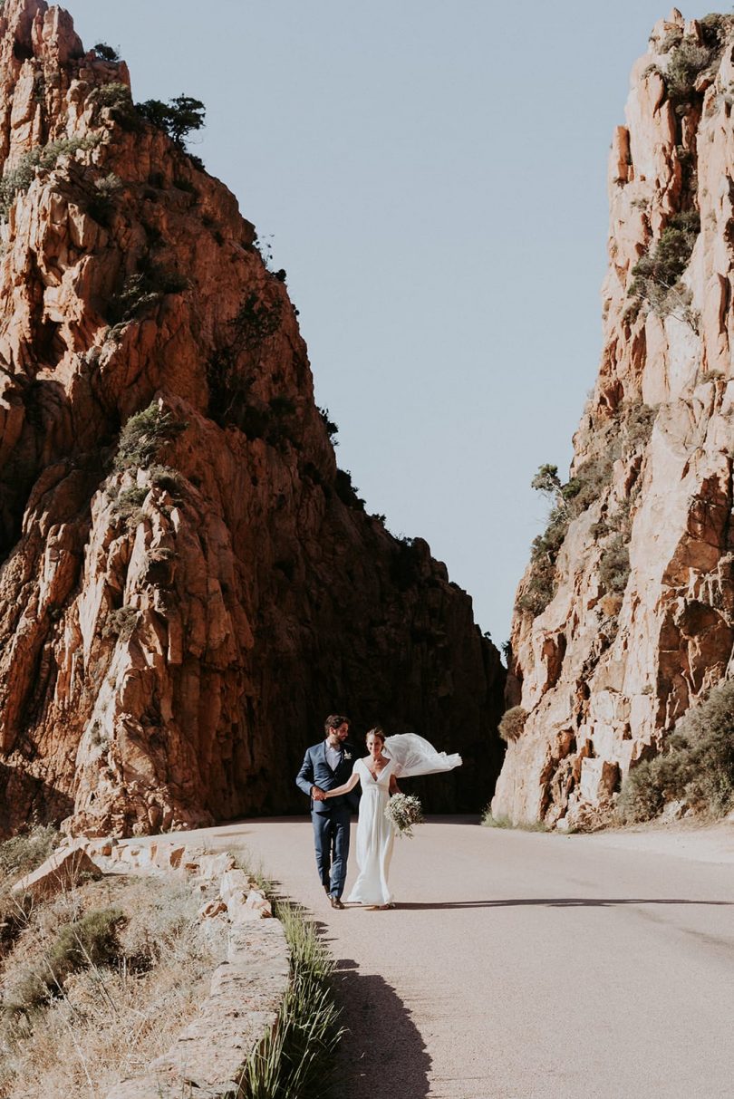 Un mariage simple et convivial sur une plage en Corse - Photos : Phan Tien - Blog mariage : La mariée aux pieds nus