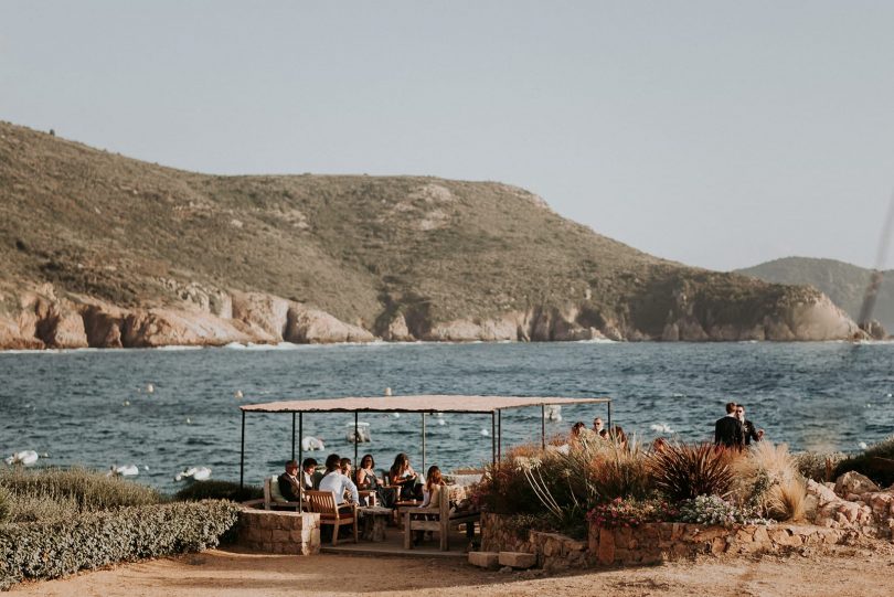 Un mariage simple et convivial sur une plage en Corse - Photos : Phan Tien - Blog mariage : La mariée aux pieds nus