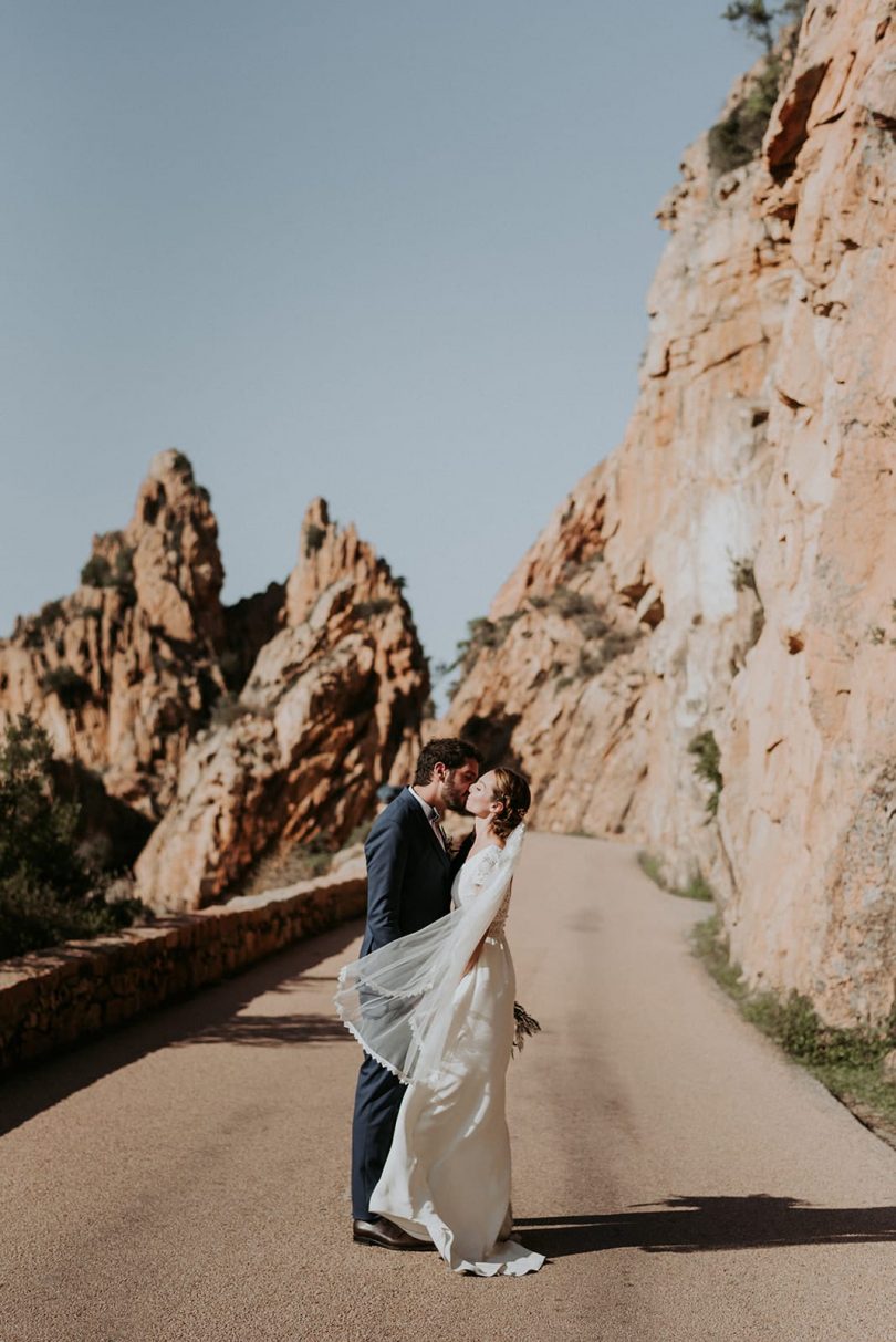 Un mariage simple et convivial sur une plage en Corse - Photos : Phan Tien - Blog mariage : La mariée aux pieds nus