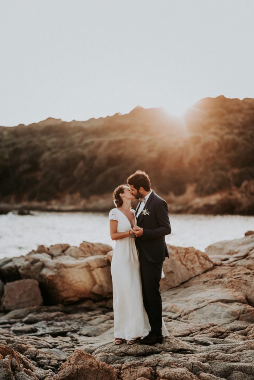 Un mariage simple et convivial sur une plage en Corse - Photos : Phan Tien - Blog mariage : La mariée aux pieds nus