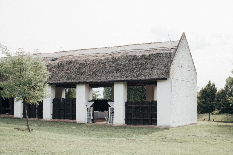 Un mariage simple et rustique en Hongrie - A découvrir sur le blog mariage www.lamarieeauxpiedsnus.com - Photos : Pinewood Weddings