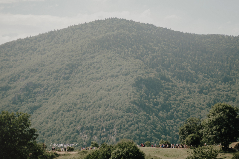 Un mariage simple et rustique dans les Pyrénées - A découvrir sur le blog mariage www.lamarieeauxpiedsnus.com - Photos : You Made My Day