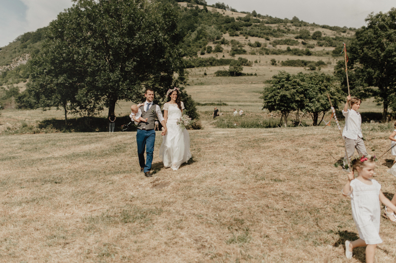 Un mariage simple et rustique dans les Pyrénées - A découvrir sur le blog mariage www.lamarieeauxpiedsnus.com - Photos : You Made My Day