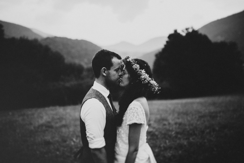 Un mariage simple et rustique dans les Pyrénées - A découvrir sur le blog mariage www.lamarieeauxpiedsnus.com - Photos : You Made My Day