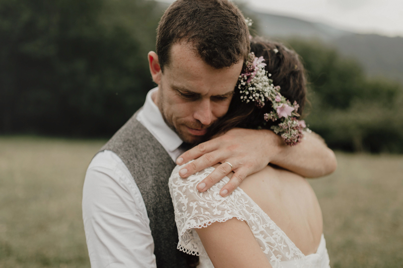 Un mariage simple et rustique dans les Pyrénées - A découvrir sur le blog mariage www.lamarieeauxpiedsnus.com - Photos : You Made My Day