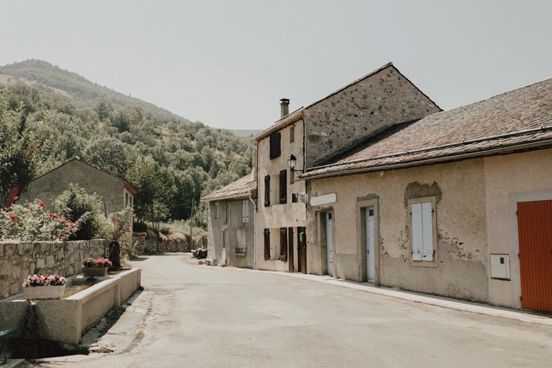 Un mariage simple et rustique dans les Pyrénées - A découvrir sur le blog mariage www.lamarieeauxpiedsnus.com - Photos : You Made My Day