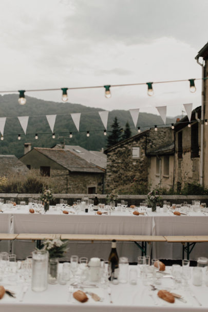 Un mariage simple et rustique dans les Pyrénées - A découvrir sur le blog mariage www.lamarieeauxpiedsnus.com - Photos : You Made My Day