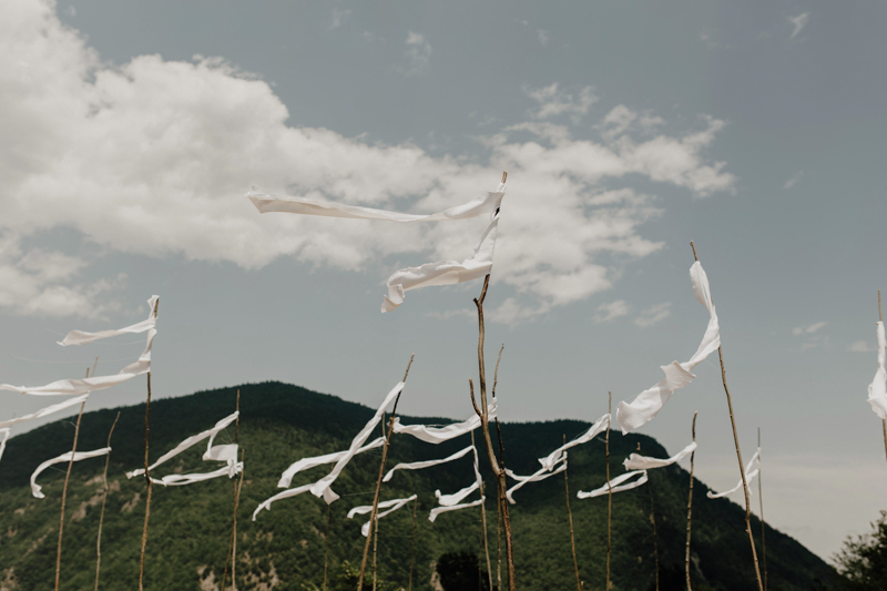 Un mariage simple et rustique dans les Pyrénées - A découvrir sur le blog mariage www.lamarieeauxpiedsnus.com - Photos : You Made My Day