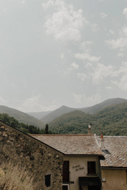 Un mariage simple et rustique dans les Pyrénées - A découvrir sur le blog mariage www.lamarieeauxpiedsnus.com - Photos : You Made My Day