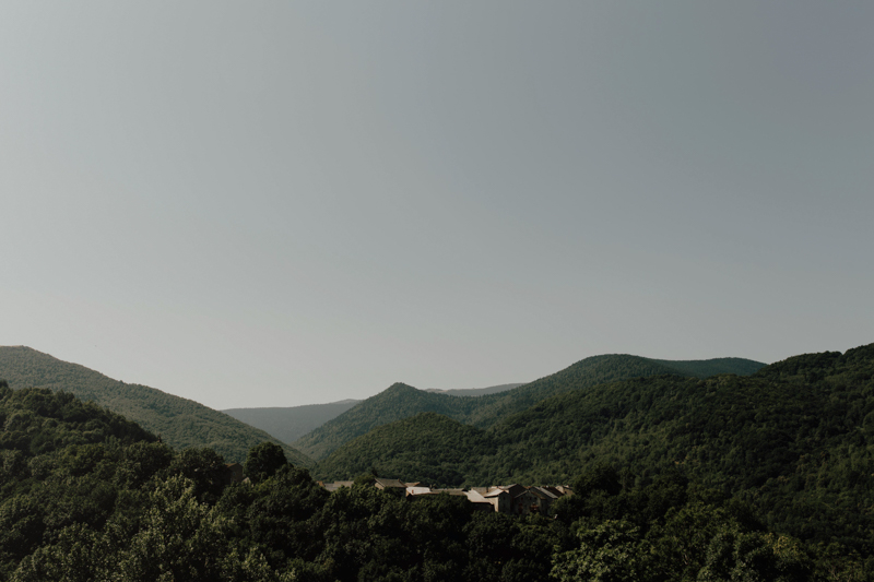 Un mariage simple et rustique dans les Pyrénées - A découvrir sur le blog mariage www.lamarieeauxpiedsnus.com - Photos : You Made My Day