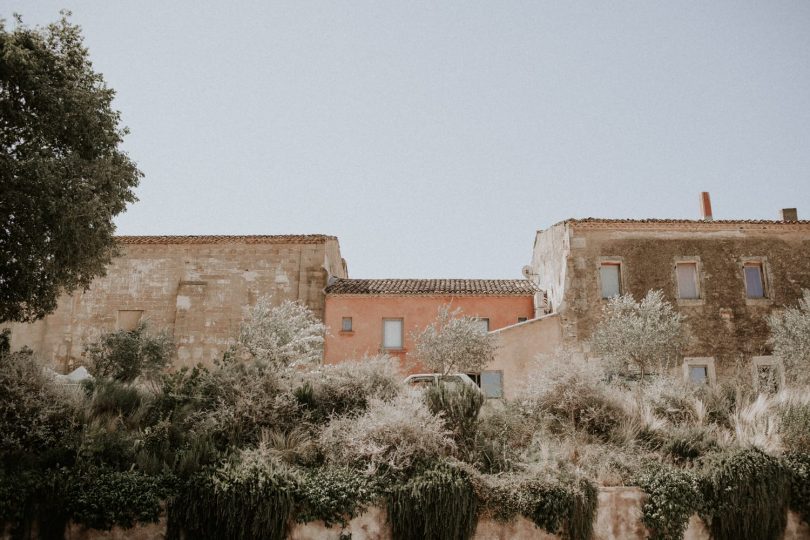 Un mariage simple et végétal au Domaine Sainte Colombe - Photos : Pinewood Weddings - Stylisme : Atelier Blanc - Blog mariage : La mariée aux pieds nus