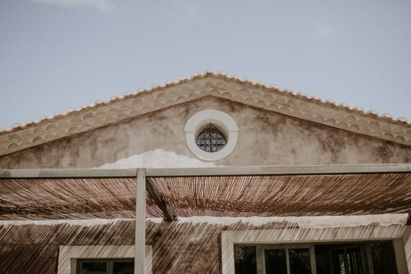 Un mariage simple et végétal au Domaine Sainte Colombe - Photos : Pinewood Weddings - Stylisme : Atelier Blanc - Blog mariage : La mariée aux pieds nus