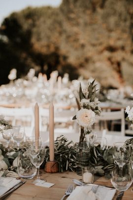 Un mariage simple et végétal au Domaine Sainte Colombe - Photos : Pinewood Weddings - Stylisme : Atelier Blanc - Blog mariage : La mariée aux pieds nus